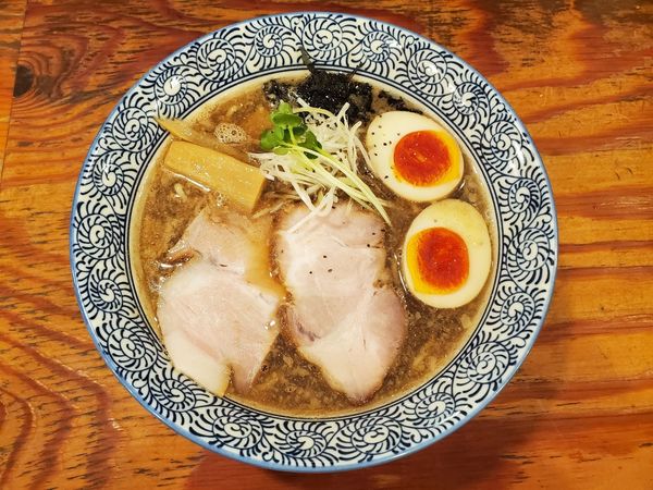 「魚介醤油らーめん(味玉入り)」@麺は鎹 北新地店の写真