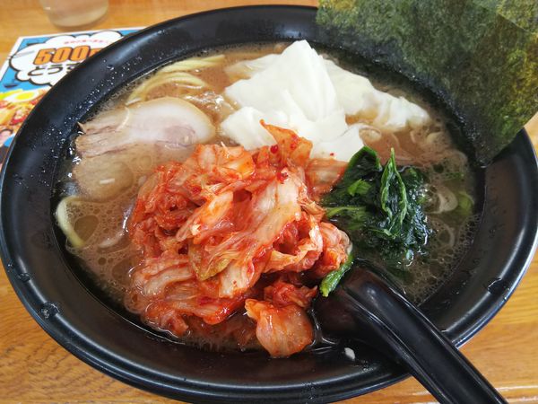 「とんこつ醤油ラーメン　※かため　※㋗で５００円　＋キムチ」@横浜ラーメン 萬年家の写真