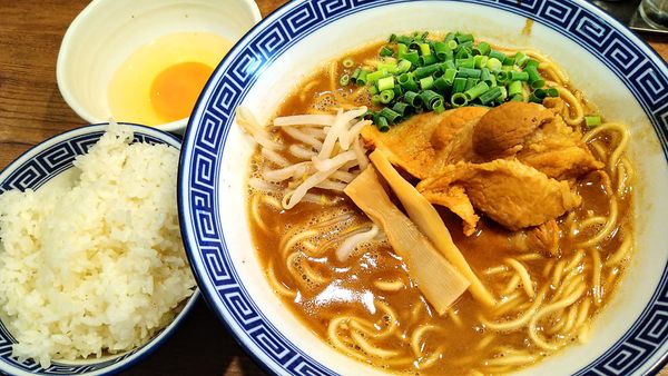 「徳島ラーメンセット（徳島ラーメン、玉子、ライス）」@徳島ラーメン はるまの写真