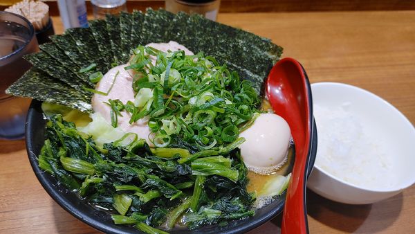 「全部盛ラーメン大・ほうれん草・海苔ダブル・ライス✘‎３」@麺家 黒の写真