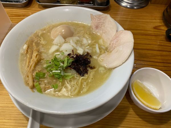「濃厚鶏白湯味玉ラーメン（塩、細麺、レモン有）840円」@麺屋 海心の写真