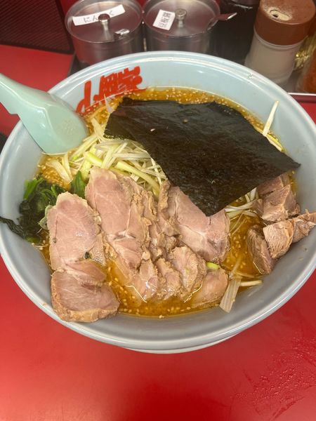 「特製味噌ネギチャーシュー大盛(1360円)+コロチャー(JAF会」@ラーメン山岡家 太田店の写真