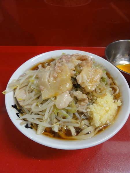 「小750円ニンニク脂生卵50円」@ラーメン二郎 越谷店の写真