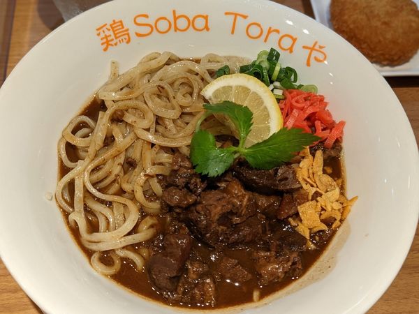 「八丁味噌と赤ワインの牛すじサルベージまぜsoba」@鶏Soba Toraやの写真