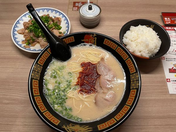 「天然とんこつラーメン＋煮込み焼豚皿＋小ライス＋替玉×2」@一蘭 水戸店の写真