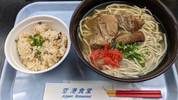 「ソーキそば＋ジューシー（710円＋170円）」@空港食堂の写真