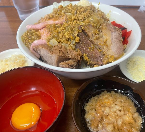 「限定カレー油そば中＋粉チーズ＋豚増しMIX」@ラーメンの店 どでん 北浦和店の写真