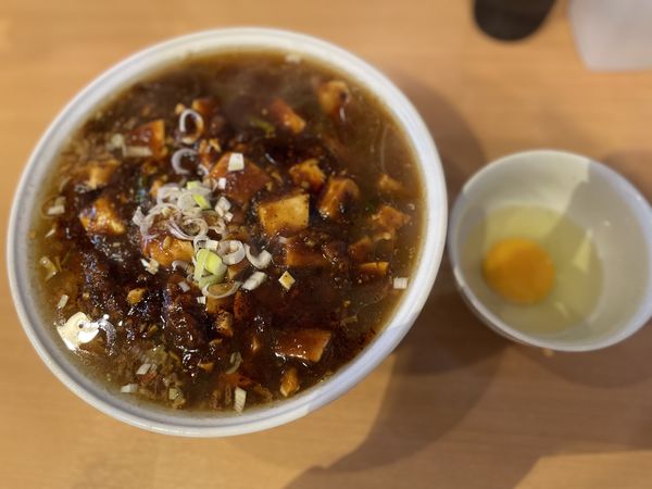 「麻婆麺大盛り（麺固め）＋生卵（別皿）」@YOKOHAMA中華そば かみ山の写真