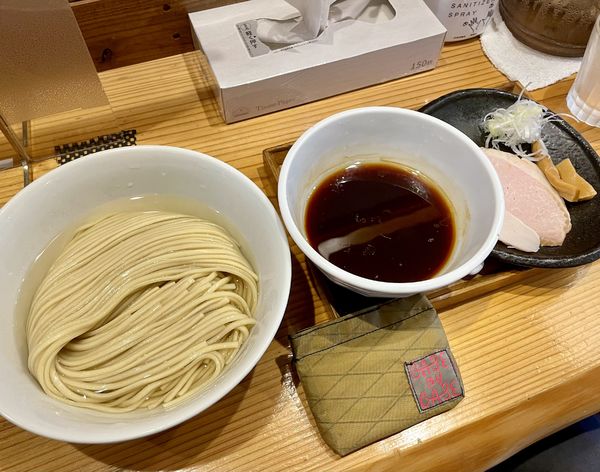 「つけ麺300・醤油（コーチン油）」@麺屋鈴春の写真