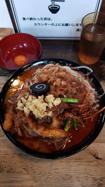 「旨辛味噌ラーメン(中)＋生卵」@旨辛味噌らーめん ぼんずの写真