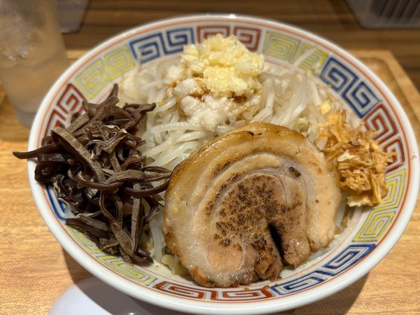 「まぜそば(並)780円(ニンニク、アブラ)+レモンサワー380」@豚骨ラーメン&まぜそば 南銀星の写真