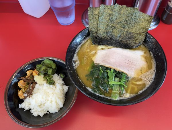 「ラーメン（並）＋無料ライス」@横浜家系ラーメン 宮里家の写真