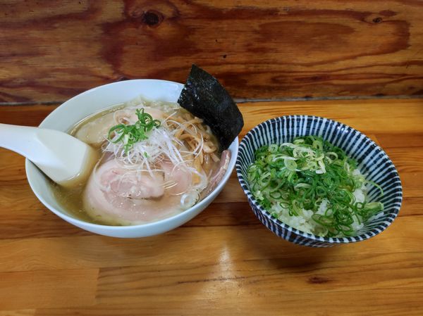 「岩手県産こだわりポークの塩らーめん　九条ねぎ飯」@中華そば よしかわの写真