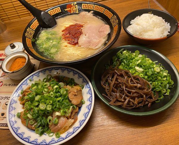 「ラーメン🍜🥢(追加ねぎ･きくらげ･煮こみ焼豚皿･ごはん小🍚)」@一蘭 西新宿店の写真