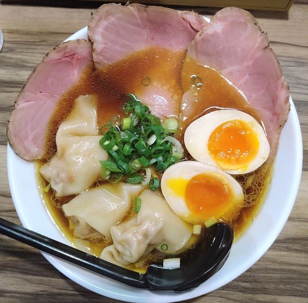 「鶏と鰹のワンタン醤油ソバ（大盛り）」@麺や ふくわらいの写真