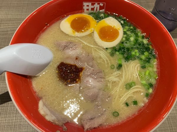 「極上豚骨煮玉子入りラーメン」@モヒカンらーめん 南越谷店の写真