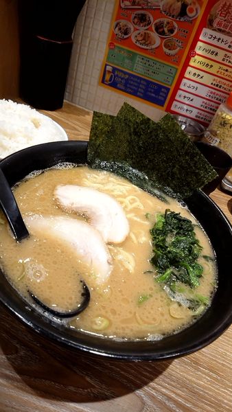 「ラーメン850円大盛200円ライス無料」@横浜家系ラーメン 銀家 川崎銀柳街店の写真