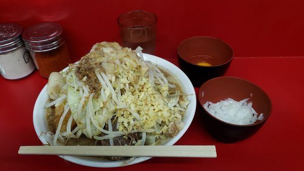 「子豚＋生卵＋玉ねぎ」@ラーメン二郎 大宮公園駅前店の写真