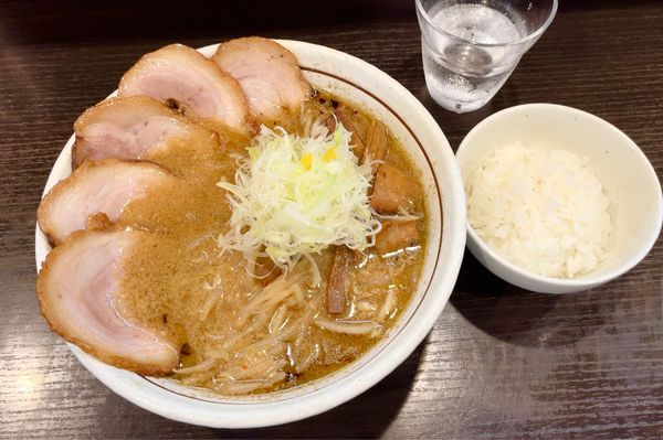 「みそらーめんwith チャーシュー & 白ごはん小」@らーめん颯人の写真