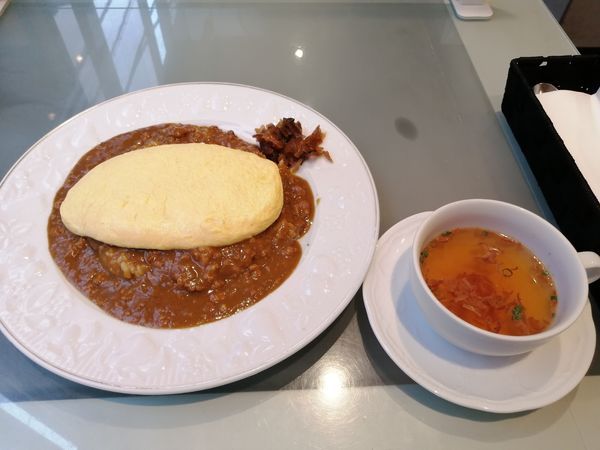 「ドライカレーオムレツのせ スープ付き 1200円」@神田ルー・ド・メール Loup de merの写真