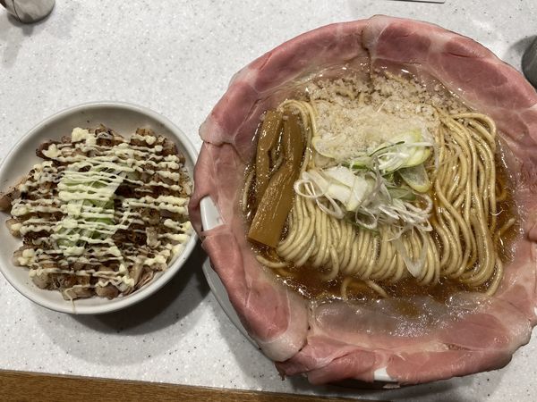 「ピストル+背脂+炙りチャーシュー丼 890+100+250」@ラーメン大戦争 西新宿店の写真