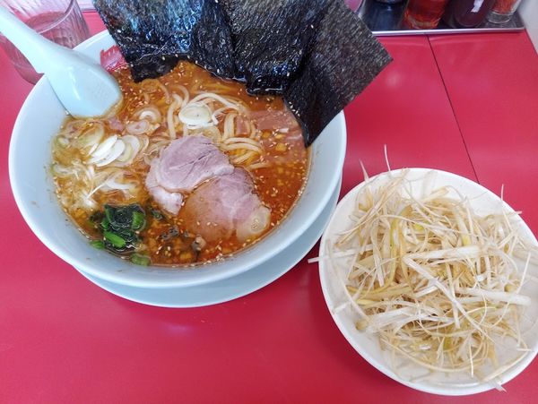 「辛味噌ラーメン810円、クーポンで白髪ネギ無料」@山岡家 柏店の写真