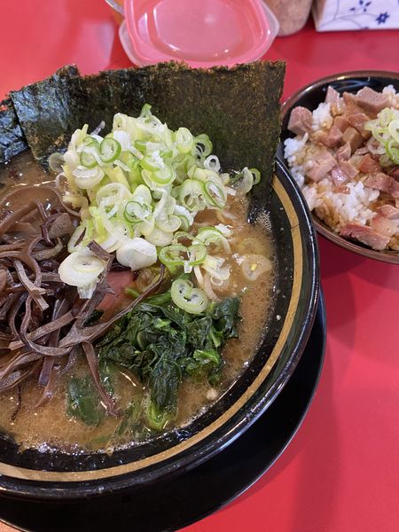 「賄い飯セット＋薬味ねぎ＋キクラゲ」@家系ラーメン とらきち家の写真