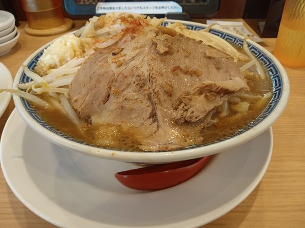 「ニンニク特もやし豚骨ラーメン（期間限定）」@ラーメン大志軒 利府店の写真