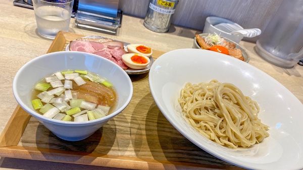 「宍道湖しじみつけ蕎麦＜塩＞ +特製トッピング ¥1,600 他」@宍道湖しじみ中華蕎麦 琥珀 東京本店の写真