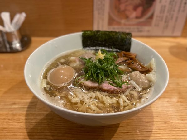 「「煮干し×魚介」の白醤油味、MIXワンタン、煮玉子入り、手揉み麺」@地球の中華そばの写真