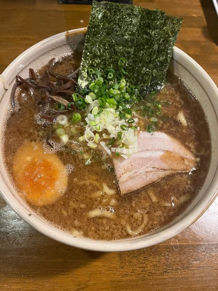 「黒豚骨ラーメン太麺(910円)+大盛(80円)」@豚骨らーめん いちご家の写真