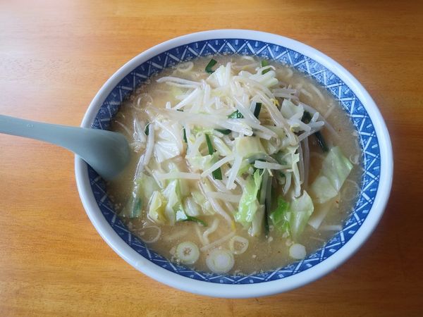 「みそらーめん大盛　850+100円」@じんべい食堂の写真