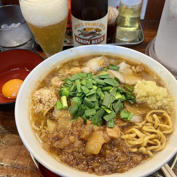 「秘境タンメン（にんにく少・生姜・背脂）＋生卵＋瓶ビール小瓶」@秘境タンメン かし山の写真