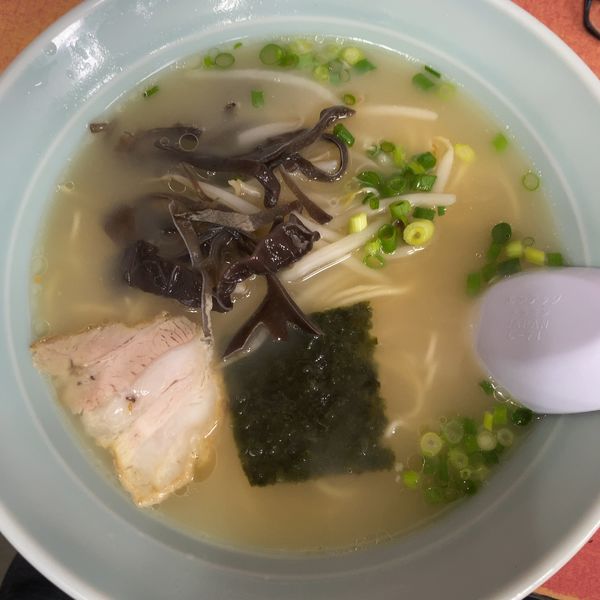 「ラーメン320円+牛すじ」@元祖九州ラーメン日吉 大和田店の写真