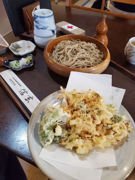「かき揚げ天そは（冷）」@石臼挽自家製粉 手打ちそば 信玄の写真