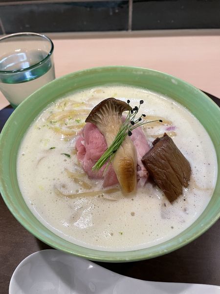 「湘南どりの濃密黄金泡鶏白湯」@手打麺祭 かめ囲の写真
