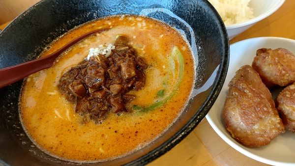 「きんとうん麺　辛　（880円税込）+ランチ唐揚げセット」@きんとうんの写真