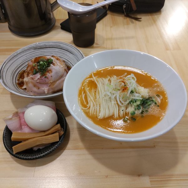 「秋鮭のソバ(みそ)·味玉·ローストポークごはん」@煮干ソバと米 今日の1番の写真