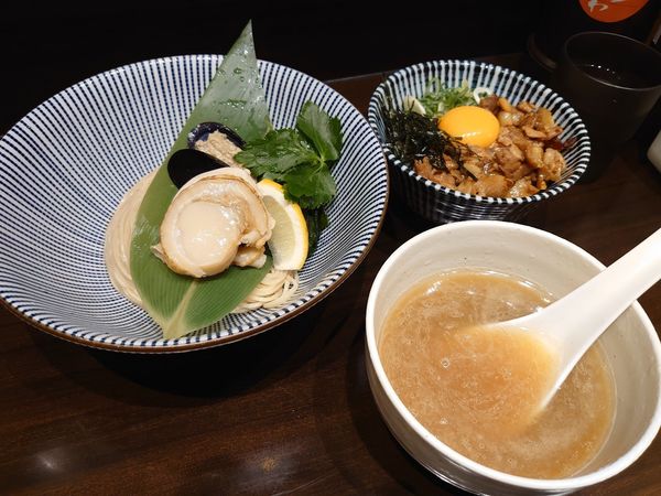 「【限定】帆立とムール貝の鯛つけそば 炙りチャーシュー丼」@寿製麺 よしかわ 西台駅前店の写真
