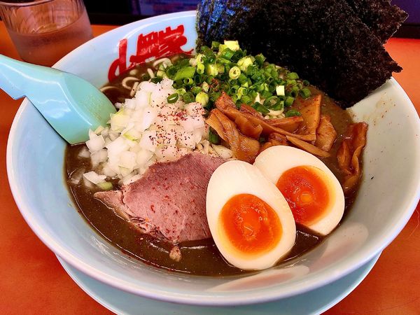 「鬼煮干しラーメン」@ラーメン山岡家 さいたま丸ヶ崎店の写真