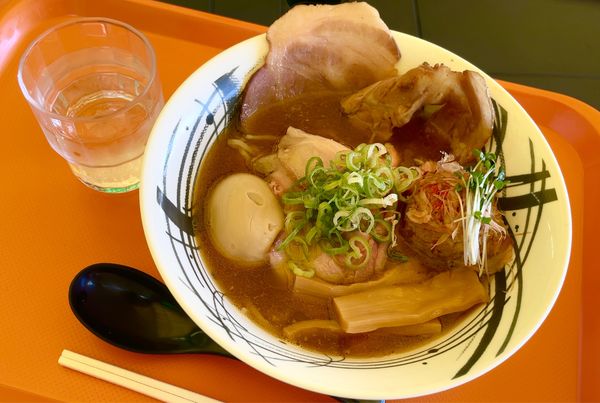 「全部のせ肉汁中華ソバwithそみファ玉」@百年本舗 秋葉原総本店の写真