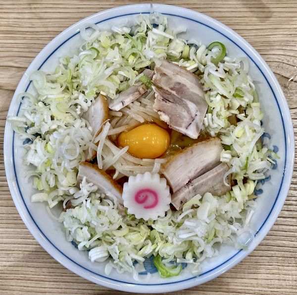 「サッポロ赤星２本＋雲呑皿→チャーシューメン油そば＋葱＋生卵」@らーめん 高尾の写真