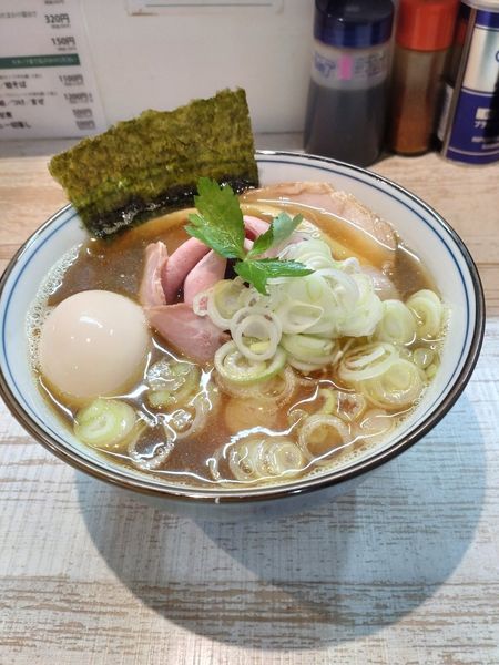 「気まぐれ限定　伊吹いりこの手揉み中華そば　チャーシュー麺」@中華そば 四つ葉の写真