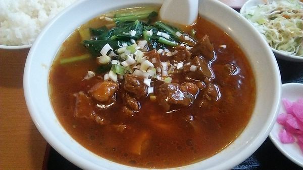 「四川風牛肉入り湯麺 850円+ライス 100円」@餃子酒場 東橋 市川店の写真