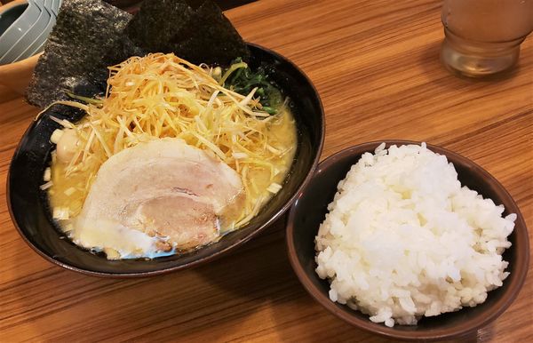 「ねぎラーメン醤油・並+サービスライス」@横浜家系ラーメン 壱角家 新宿3丁目店の写真