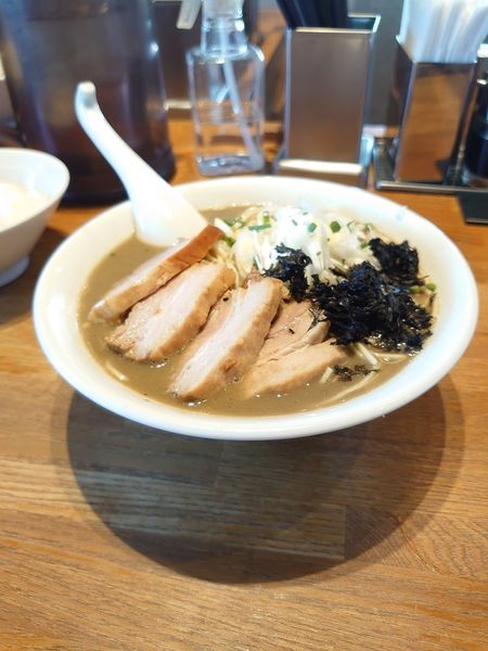 「濃厚にぼしそば中＋チャーシュー」@中村屋総本山の写真