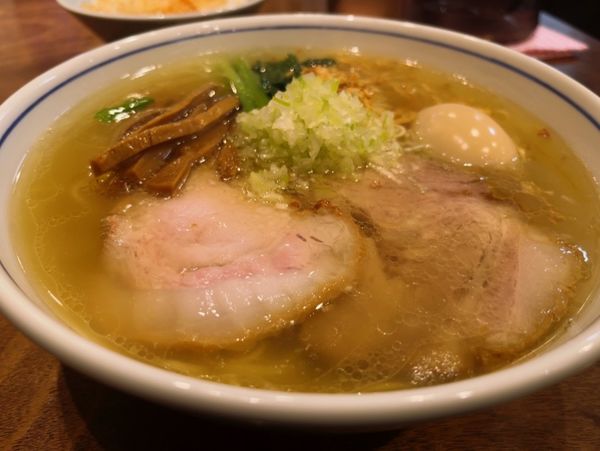 「塩 味玉中華そば」@らぁ麺 すぎ本の写真