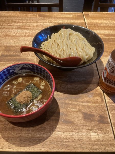 「つけ麺・大盛り（７００円クーポン利用で１８０円）」@つけ麺専門店 三田製麺所 北新地店の写真