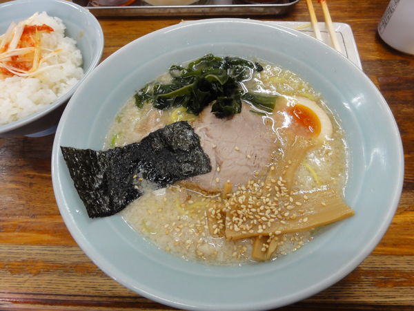 「ラーメン半麺550円硬油多🍺🍺半ライス」@ラーメンHOUSE リュウビの写真
