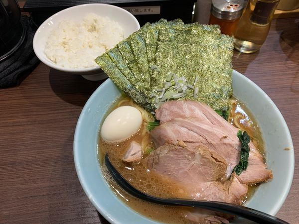 「らーめん全部乗せ＋ライス」@横浜家系らーめん侍 渋谷本店の写真